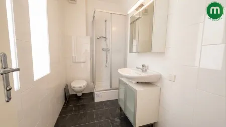 Badezimmer mit Dusche und Toilette