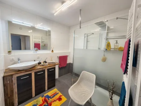Badezimmer mit Regendusche