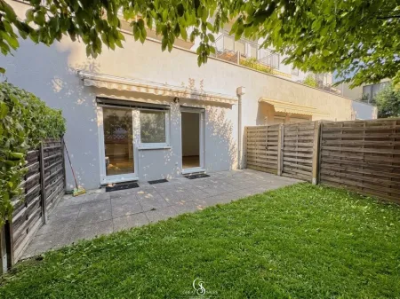 Terrasse mit Gartenbereich