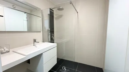 Modernes Badezimmer mit Dusche