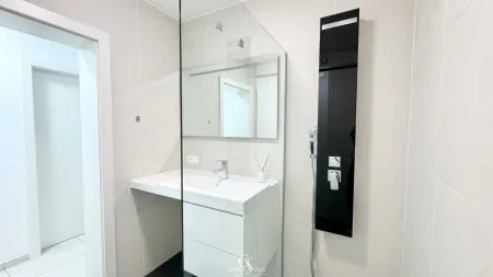 Modern ausgestattetes Badezimmer