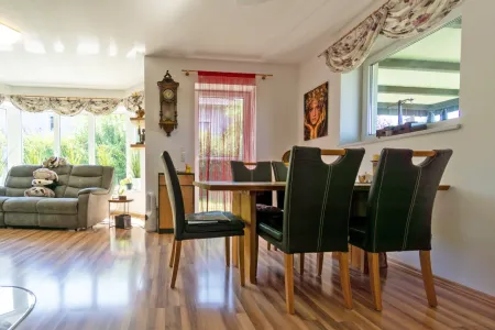 Wohnzimmer mit Essbereich