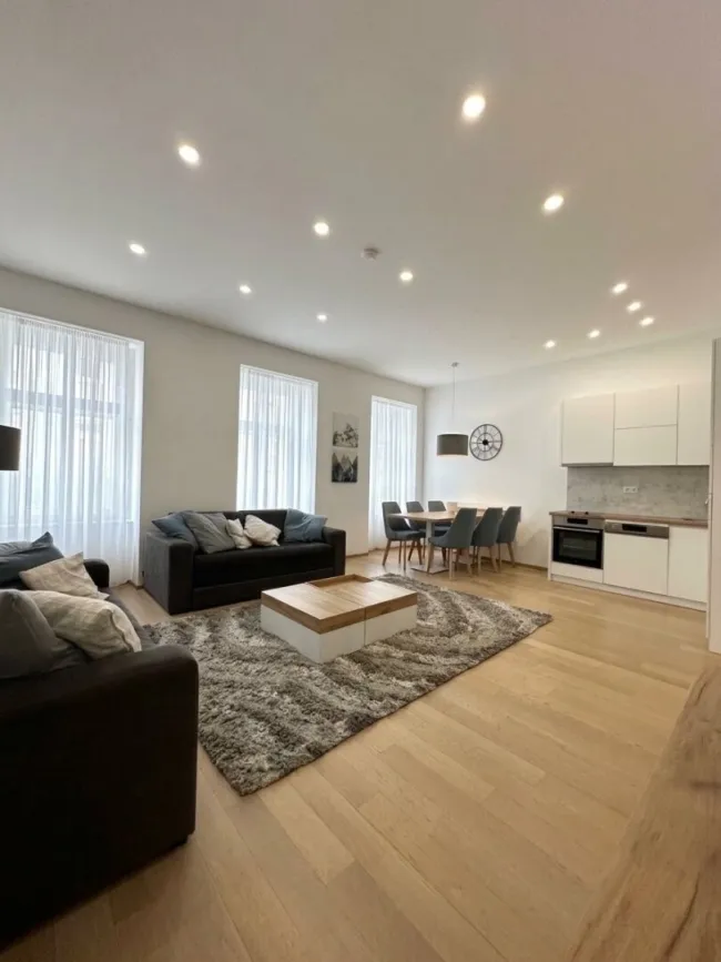 NÄHE NASCHMARKT: HOCHWERTIG SANIERTE 3-ZIMMER-EIGENTUMSWOHNUNG MIT HOFSEITIGEM BALKON - Titelbild