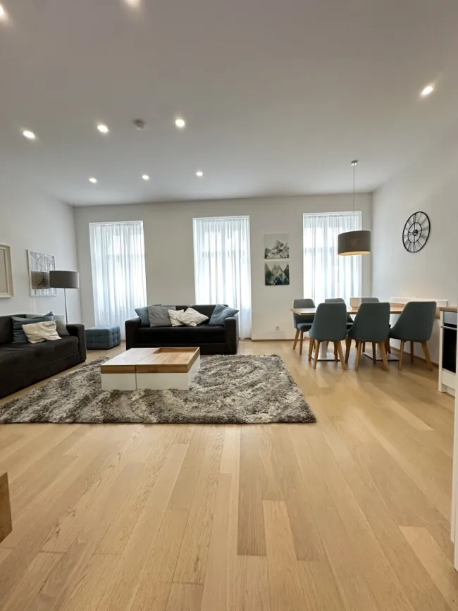NÄHE NASCHMARKT: HOCHWERTIG SANIERTE 3-ZIMMER-EIGENTUMSWOHNUNG MIT HOFSEITIGEM BALKON - Bild