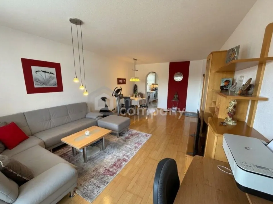 Geräumige Wohnung mit TG‑Platz & unverbautem Balkonblick - Bild