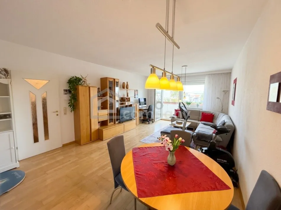 Geräumige Wohnung mit TG‑Platz & unverbautem Balkonblick - Titelbild
