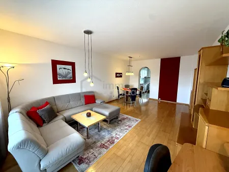 Geräumige Wohnung mit Tiefgaragenstellplatz & Balkon