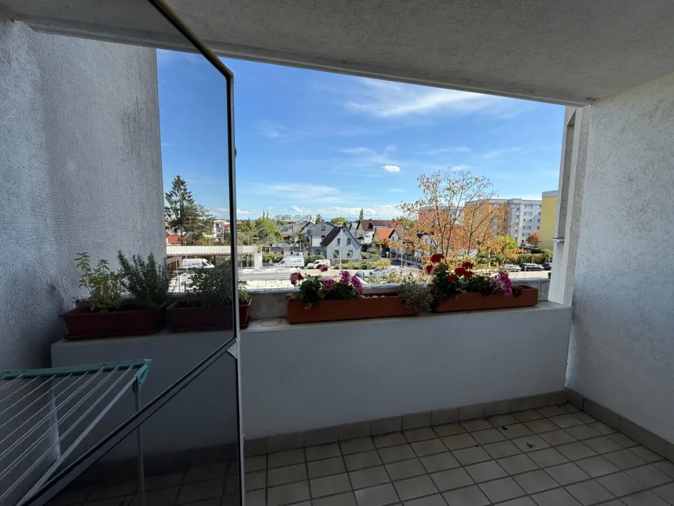 Geräumige Wohnung mit TG‑Platz & unverbautem Balkonblick - Bild