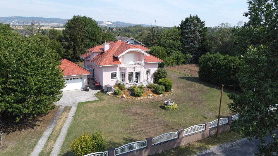 Einmalige Aussichtslage – stilvolles Wohnhaus auf über 2.000 m² mit unverbaubarem Traumblick - Titelbild
