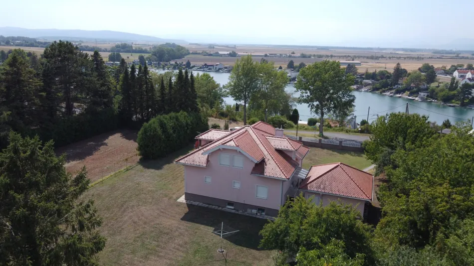 Einmalige Aussichtslage – stilvolles Wohnhaus auf über 2.000 m² mit unverbaubarem Traumblick - Bild