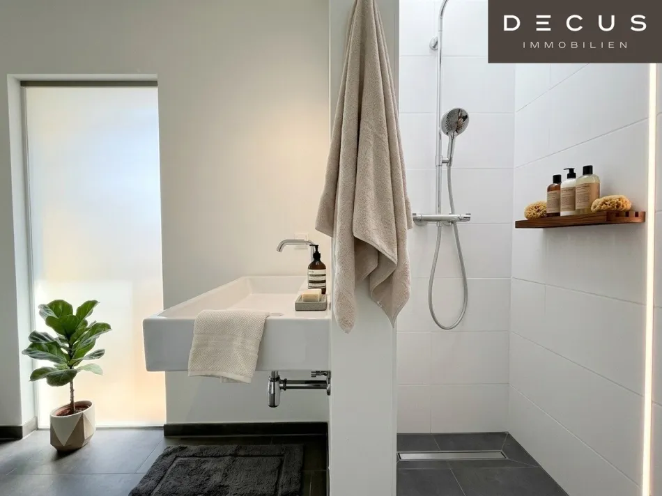 | TRAUMHAFTE DACHGESCHOSS-MAISONETTE | PENTHOUSE | ERSTBEZUG | 5 ZIMMER | LICHTDURCHFLUTET | LIFTZUGANG IN DIE 1. ETAGE | 2 FREIFLÄCHEN | TOP LAGE - Bild