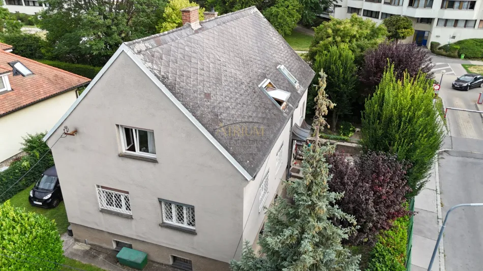 Großzügiges Haus mit zwei Wohnebenen, großem Garten und Garage – Renovierungsprojekt in guter Lage! - Titelbild