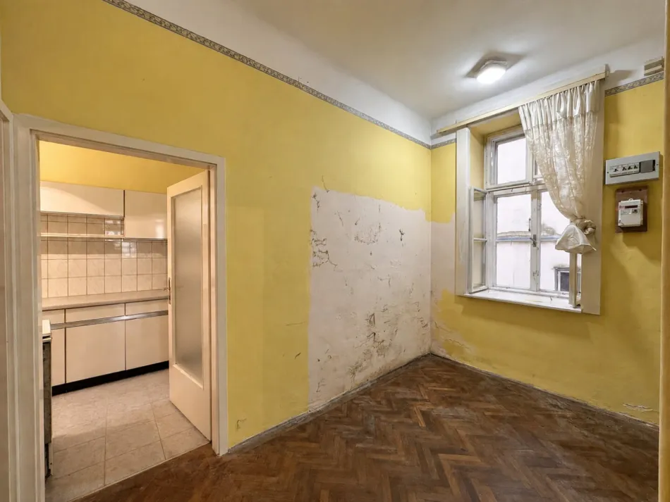 ***Sanierungsbedürftige 2,5 Zimmer-Altbauwohnung nahe Aumannplatz in ruhiger Innenhoflage*** - Bild