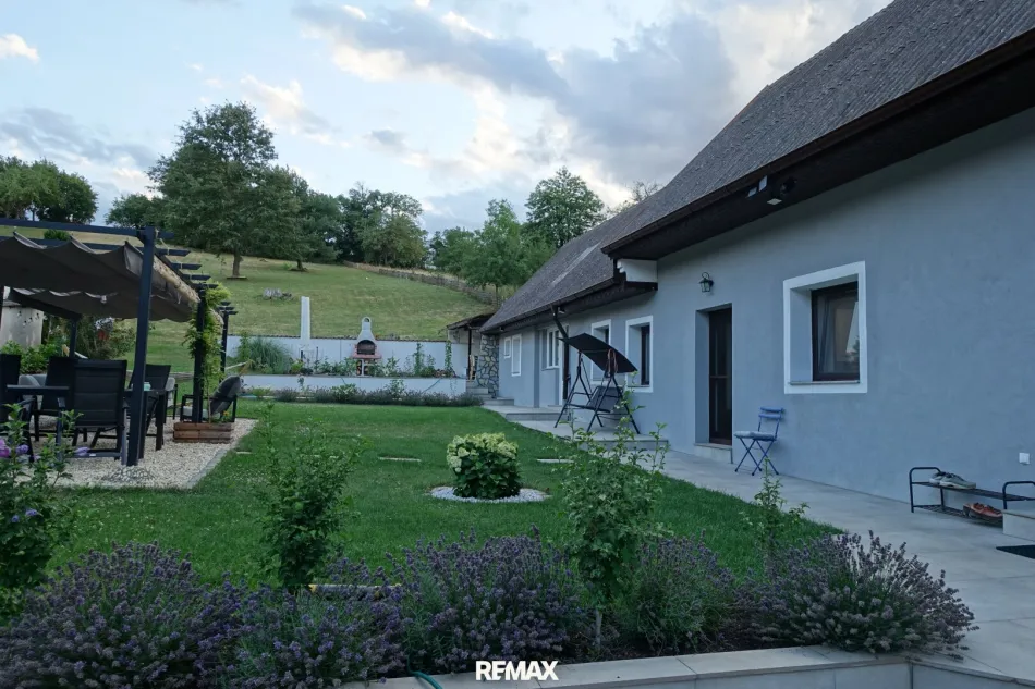 Modernisierter Streckhof mit großzügigem Grundstück und ausgebauten Nebengebäude - Bild