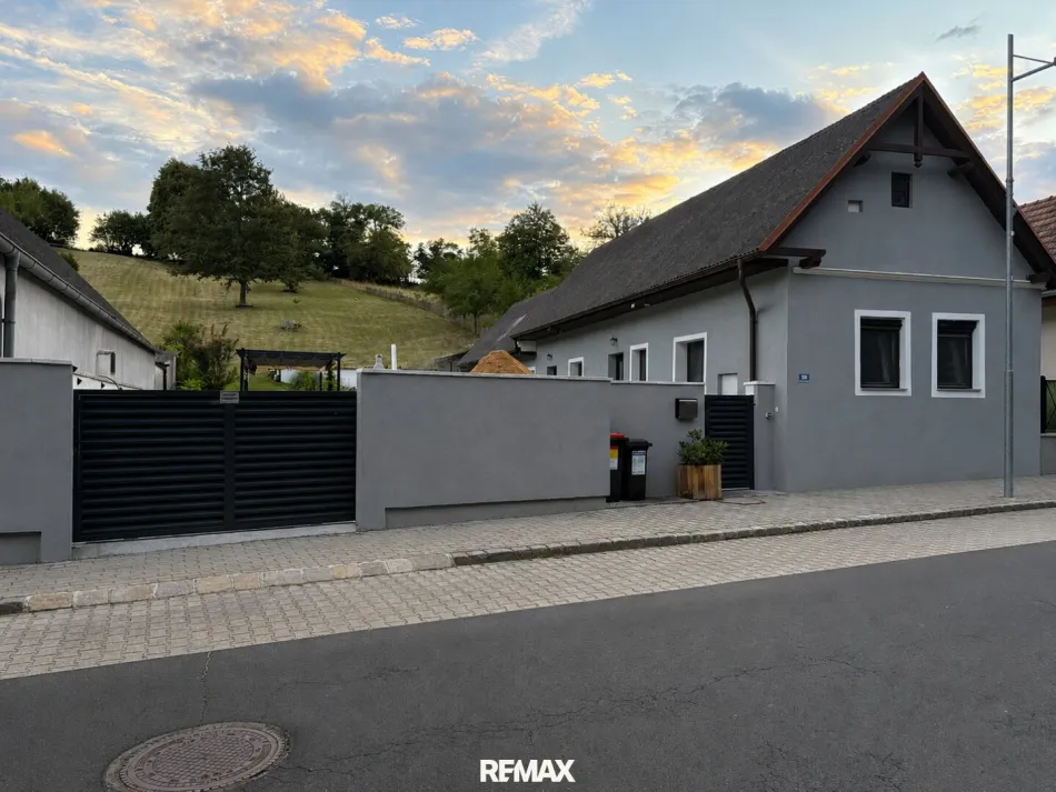 Modernisierter Streckhof mit großzügigem Grundstück und ausgebauten Nebengebäude - Titelbild