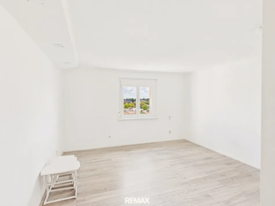 2,5 Zimmer - TOP-Aussicht über Schwechat - Bild