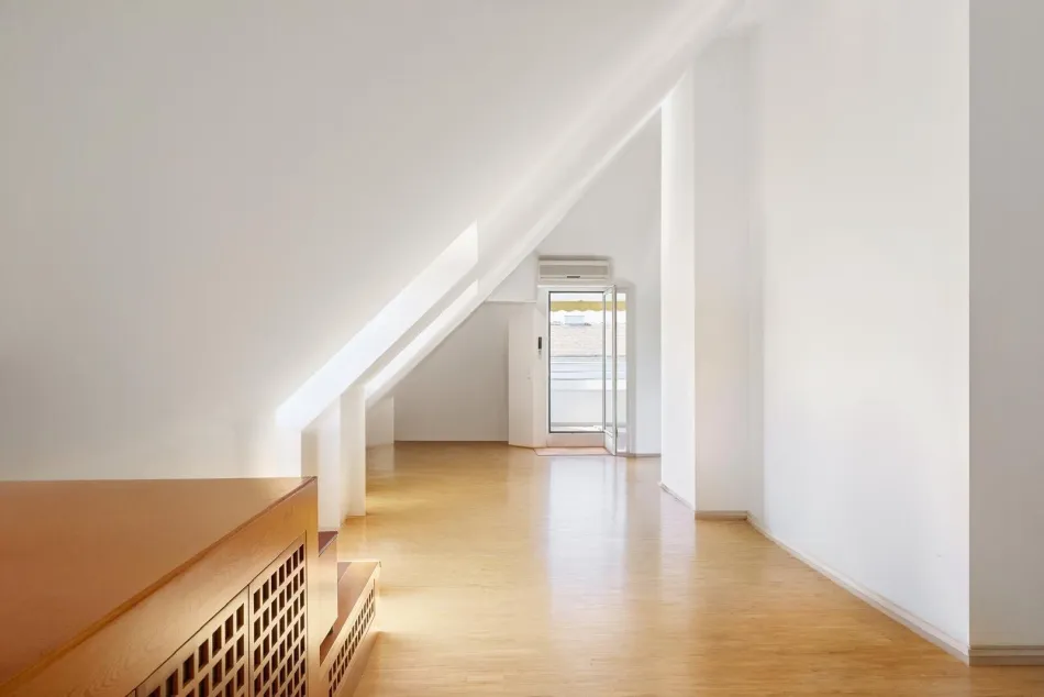 Klimatisierte DG Wohnung mit Terrasse – Einzelgarage optional - Bild