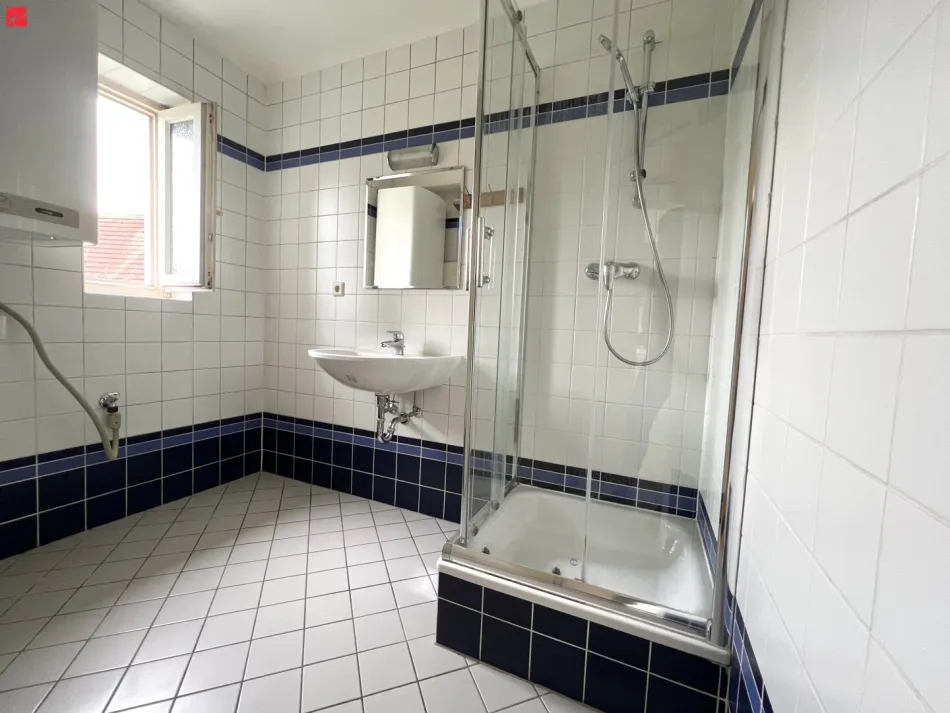 Helles Altbau-Juwel mit Charakter: 2 Zimmer mit Balkon! - Bild