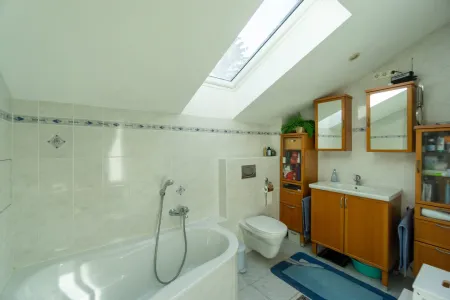 Badezimmer mit Wanne und WC