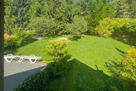 Ausblick aus dem Fenster im 1. Stock des Hauses auf den Garten hinten