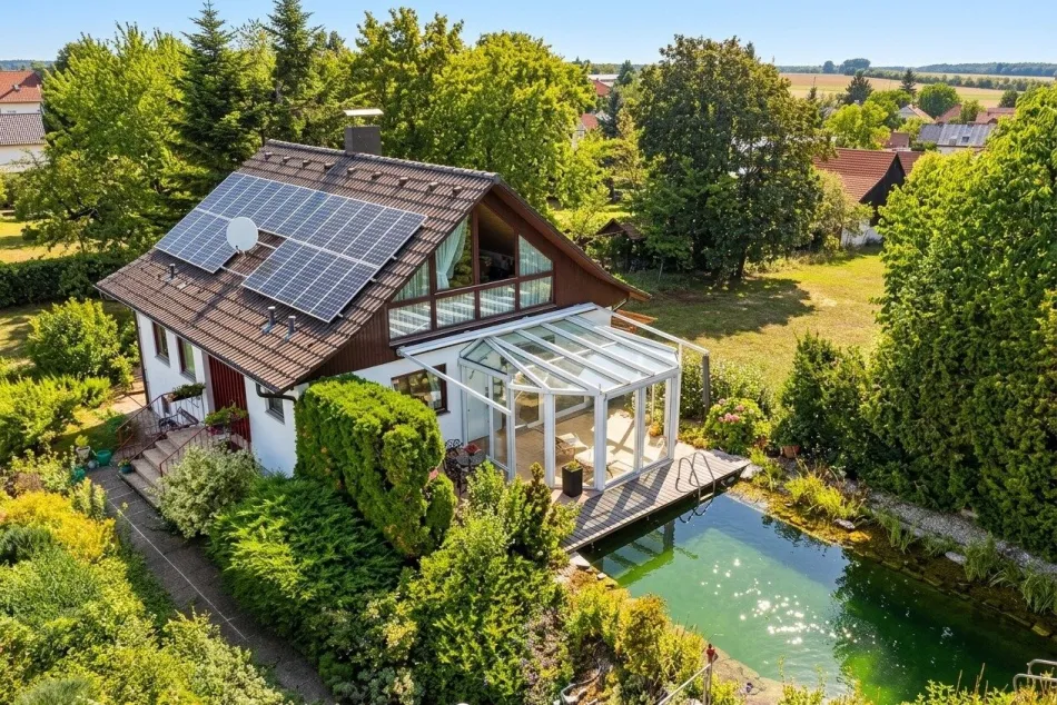 Hausansicht mit Biotop