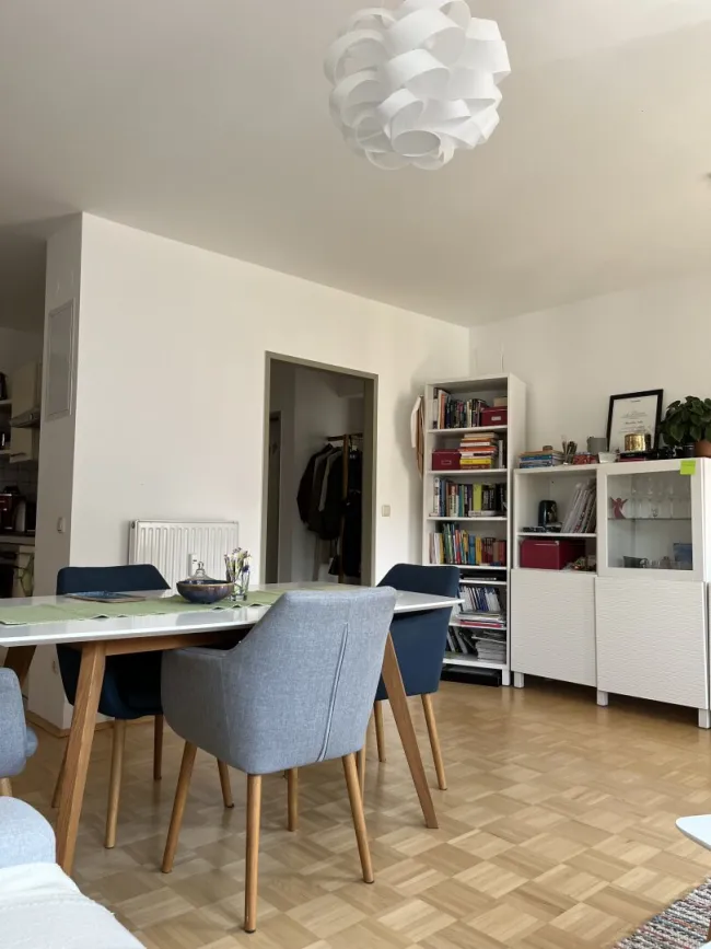 Entzückende 2-Zimmer-Wohnung mit Balkon und Tiefgaragenplatz - Bild