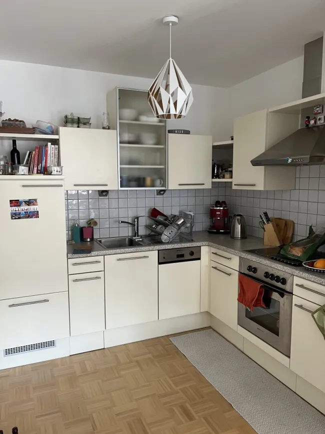 Entzückende 2-Zimmer-Wohnung mit Balkon und Tiefgaragenplatz - Bild