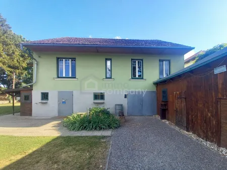 Haus mit Nebengebäude