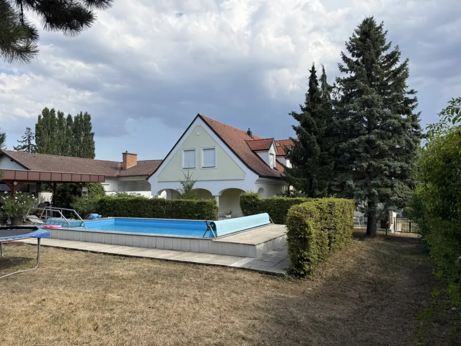 Außergewöhnlich großzügiges Wohnhaus mit Pool in absoluter Best- und Ruhelage - Bild