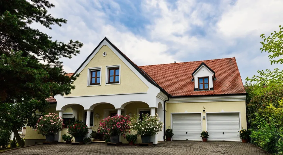 Außergewöhnlich großzügiges Wohnhaus mit Pool in absoluter Best- und Ruhelage - Titelbild