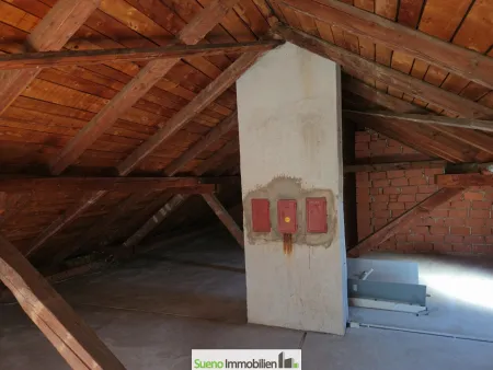 Rohdachboden, Kamin und Dachbodenluke
