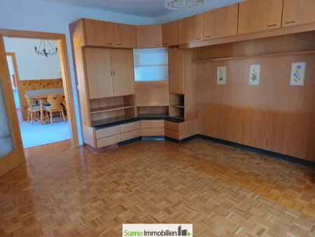 Wohnzimmer, dahinter Eßzimmer, dahinter Küche