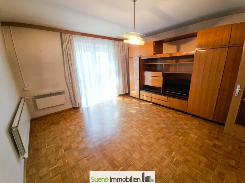 Wohnhaus mit Garage - umrandet