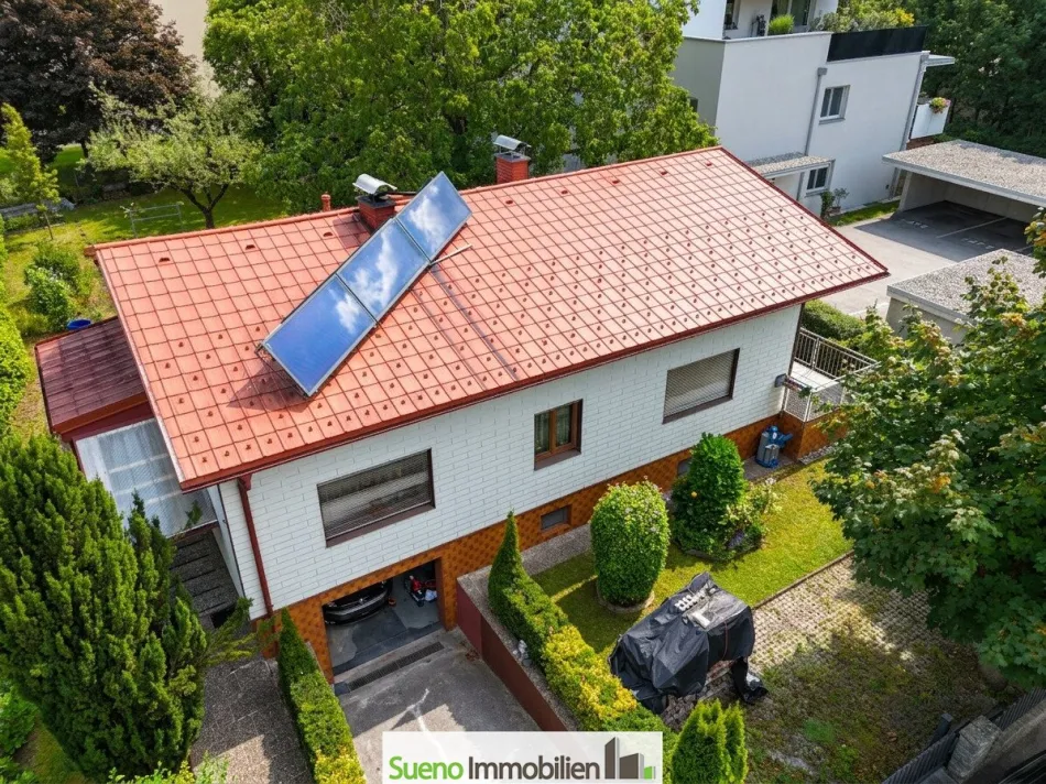 Drohnenbild mit Prefa-Dach und Solar-Anlage