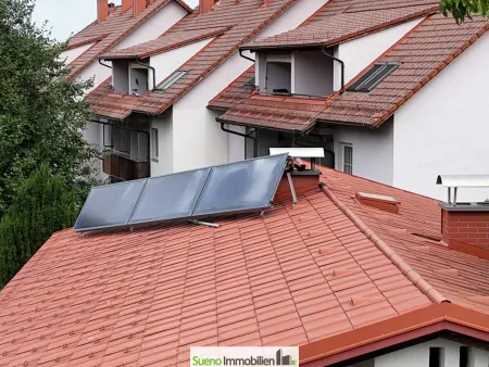 Solar-Modul am Dach für Warmwasser-Aufbereitung