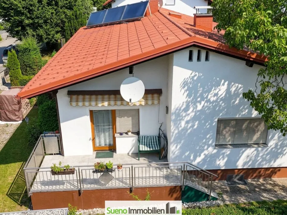 Drohnenbild mit Prefa-Dach und Solar-Anlage
