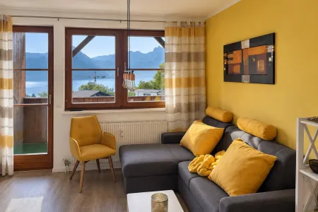 Sonnige 2-Zimmer-Wohnung mit unverbaubarem Panoramablick auf See & Traunstein