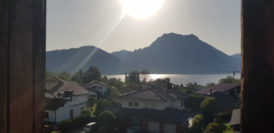 Sonnige 2-Zimmer-Wohnung mit unverbaubarem Panoramablick auf See & Traunstein - Titelbild