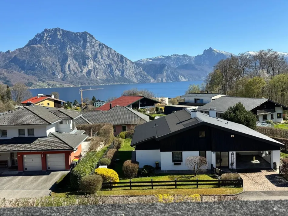 Sonnige 2-Zimmer-Wohnung mit unverbaubarem Panoramablick auf See & Traunstein - Bild