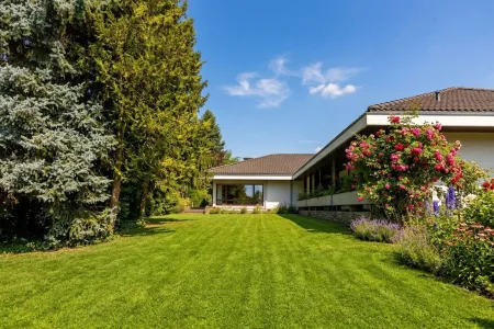 Gediegener und architektonisch gestalteter Bungalow im Stadtzentrum