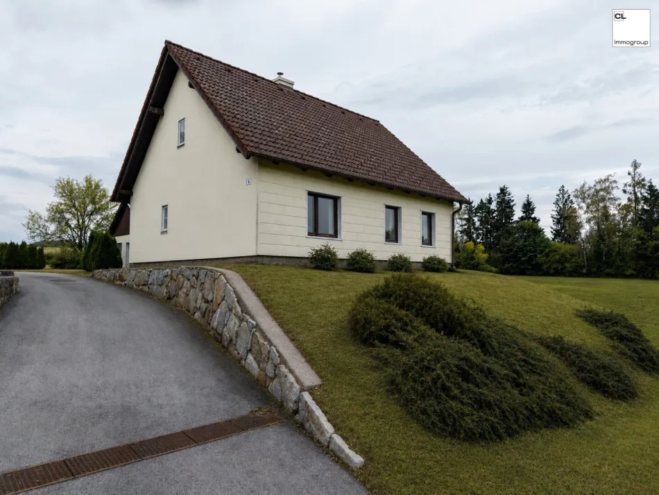 Wohnhaus mit Garage