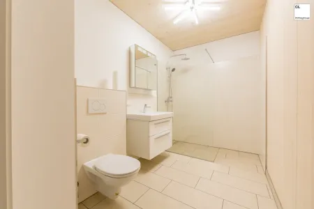 Modernes Badezimmer mit Dusche