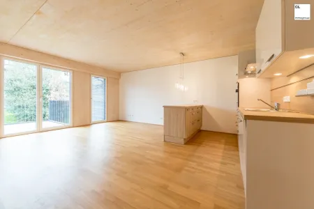 Sonnendurchfluteter Wohnraum mit Zugang auf Terrasse