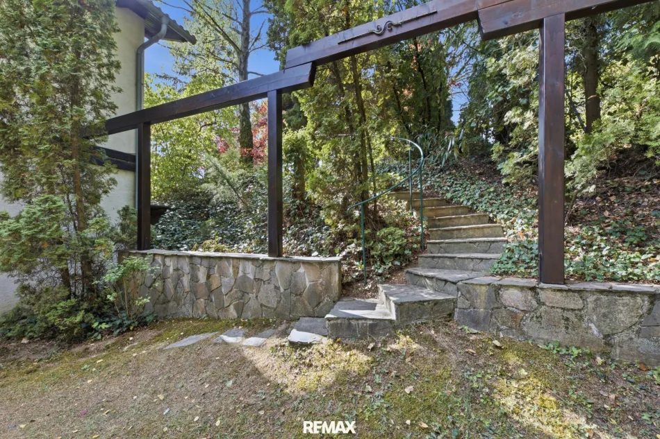 Absolute Traumlage in Mühlbach: Geschmackvoller Landhausstil, parkähnlicher Garten, Pool und einmaliger Fernblick! - Titelbild