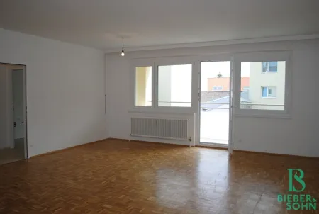 Wohnzimmer / Loggia / Eingangsbereich / Küche