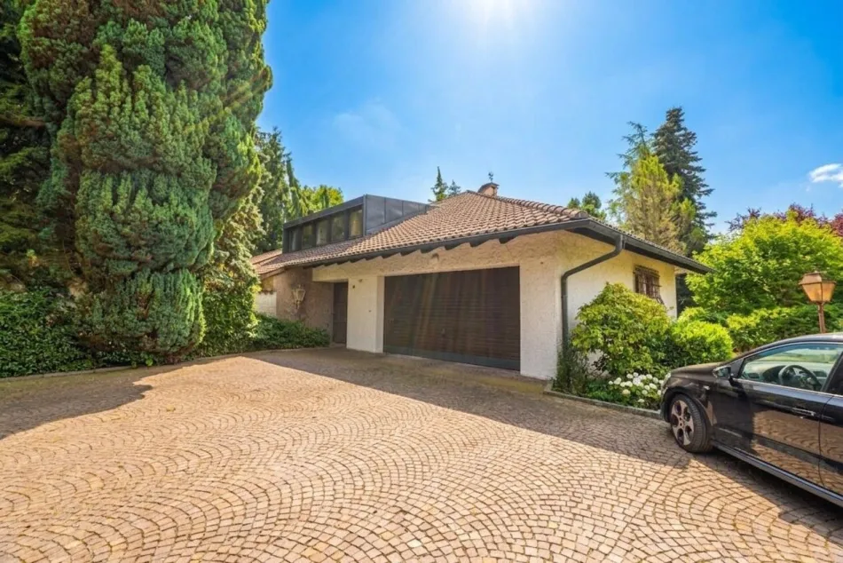 Exklusive Villa mit privatem Wellness- und Indoor-Poolbereich auf parkähnlichem Grundstück in Lustenau - Bild
