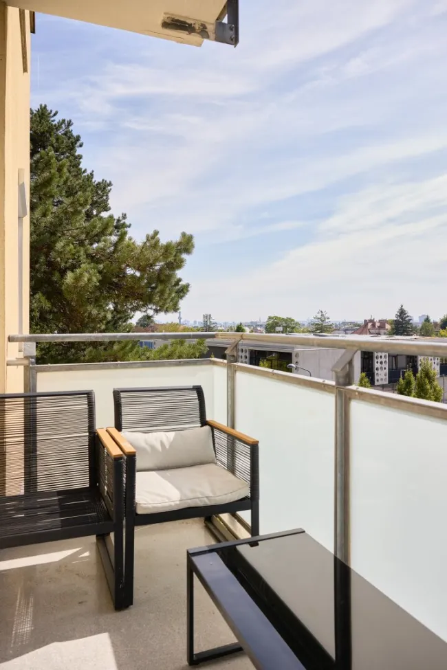 Sonnige 4-Zimmer-Fernblick-Wohnung in 1190 Wien | ca. 100 m² + Balkon & Loggia | generalsaniert - Bild