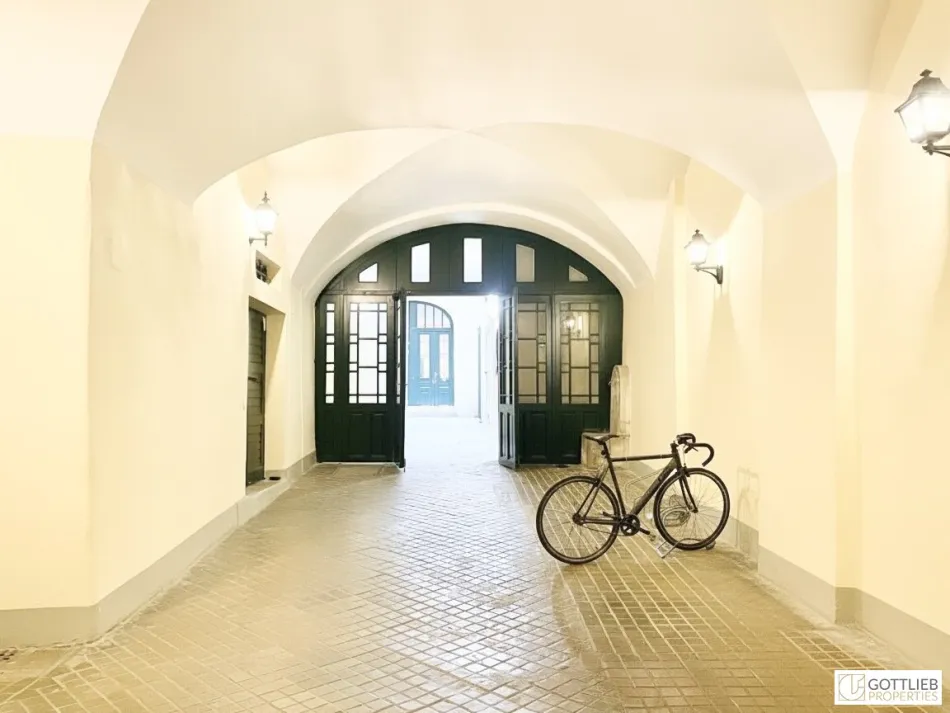 Bestlage nahe Stephansplatz! Elegantes 2,5-Zimmer-Stilaltbau-Apartment in Renaissance-Gebäude in Stockwerks- und Hofruhelage - Bild