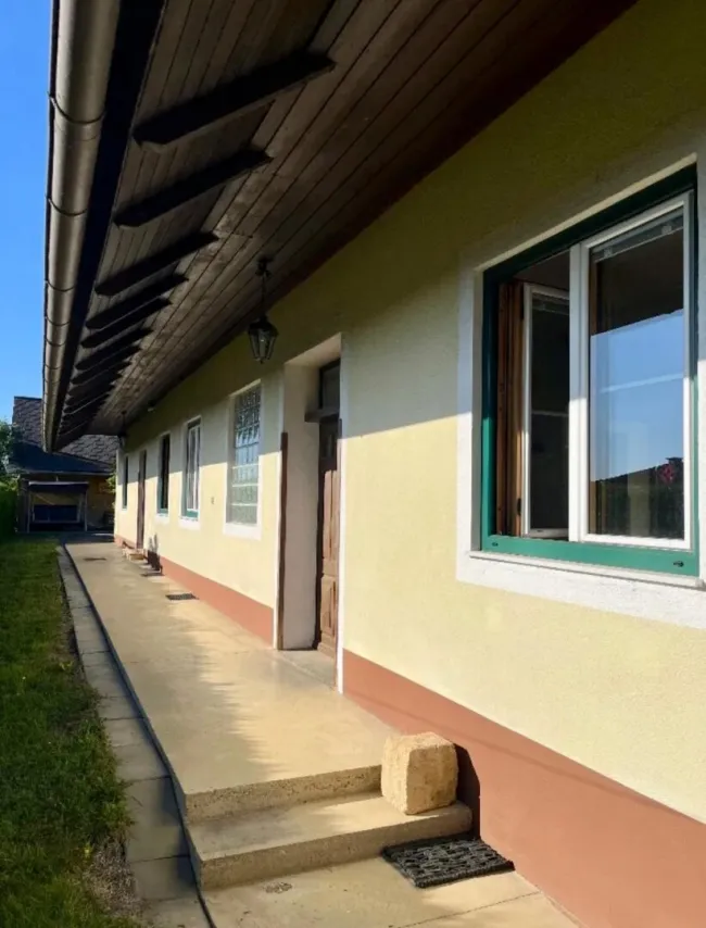 Großzügiges Einfamilienhaus mit 1.497 m² Grundstück & Nebengebäude - Bild