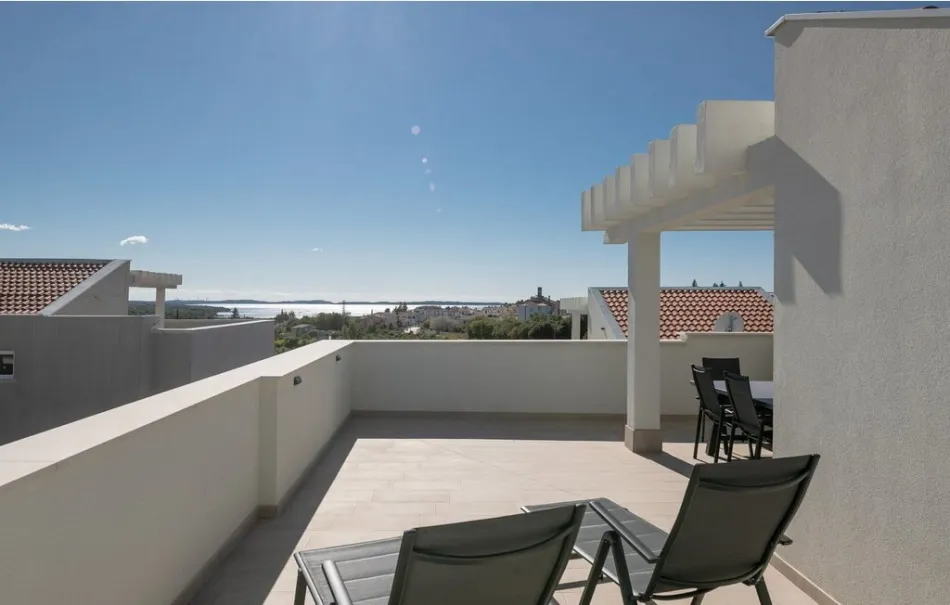 Luxuriös wohnen in Barbariga – Meerblick, Pool, Photovoltaik & Designermöbel - Titelbild